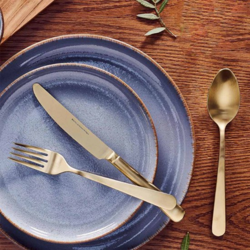 Ontwerp zonder titel(1) Royal van Kempen & Begeer Bestekset – 6-delig op tafel met een bord