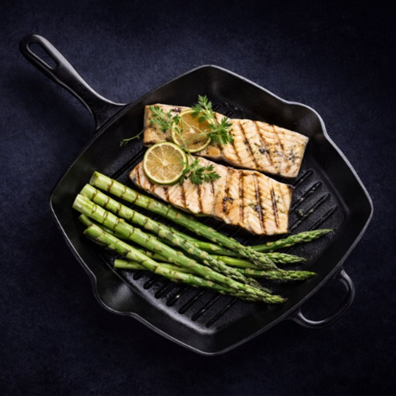 Ontwerp zonder titel(2) Royal van Kempen & Begeer Gietijzeren Grillpan – 26 cm met gerecht erin
