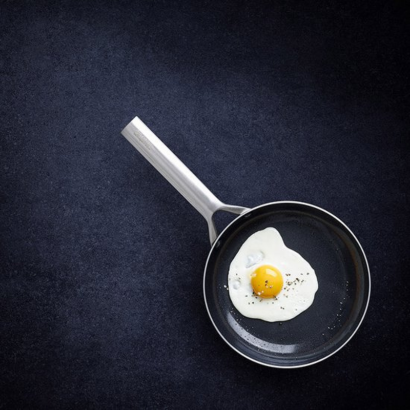 Ontwerp zonder titel(4) Royal van Kempen & Begeer Koekenpan – Ø 20 cm met een gebakken ei